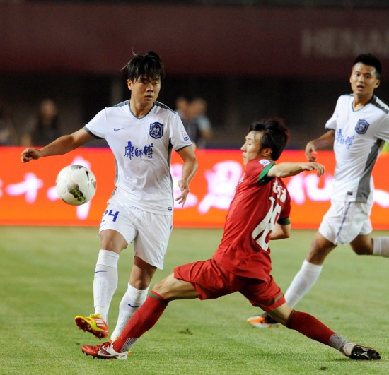 [中超]王钰栋单刀冷静过掉门将 推射空门得手